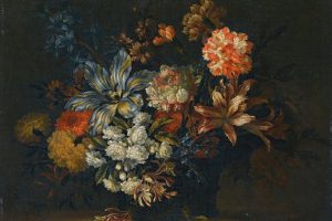 让-巴蒂斯特·蒙诺耶的《篱笆上的花瓶里的百合花、金银花和其他花的静物》