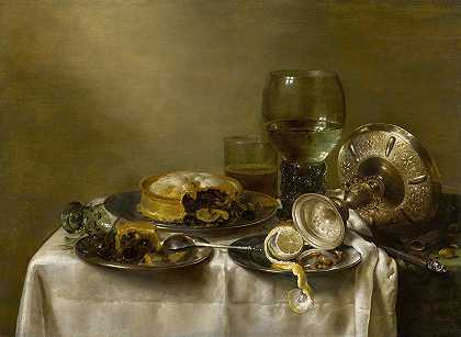 威廉·克莱斯·赫达（Willem Claesz Heda）的《一张桌子上摆着翻倒的银色塔萨、玻璃器皿、馅饼和去皮柠檬的静物》
