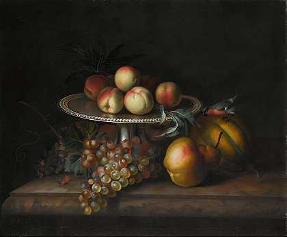 托比亚斯·斯特拉诺夫的《银色塔萨上的桃子配葡萄、梨、甜瓜和大理石屋檐上的鸟》