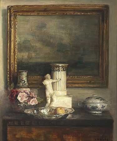 “卡尔·霍尔斯（Carl Holsøe）的一幅画前抽屉柜上有各种装饰物的室内