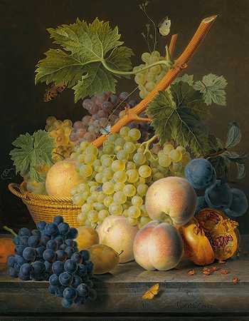 Jan Frans van Dael的《篮子里有葡萄和桃子的静物》，一个开放的石榴、李子、黑葡萄和更多的桃子，都在大理石的屋檐上》
