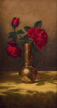 马丁·约翰逊·海德的《金色天鹅绒布上的日本花瓶里的红玫瑰》