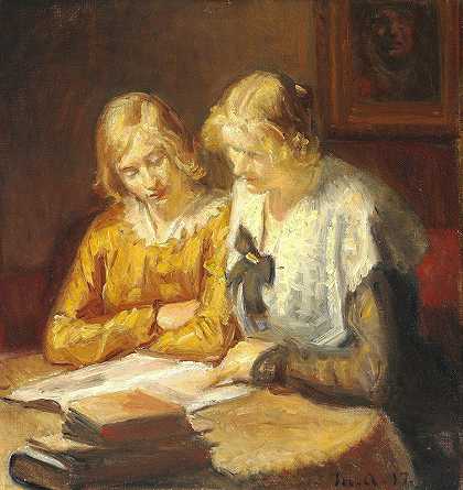 “两个年轻女孩坐在桌子旁读迈克尔·安彻的书