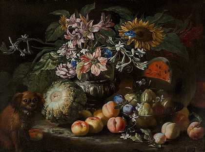 亚伯拉罕·布鲁盖尔（Abraham Brueghel）在一个有脚的装饰银色花瓶里放着水果和鲜花的静物，旁边有一只猎犬