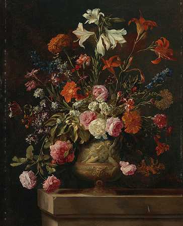 “百合花、康乃馨、玫瑰和其他花卉，放在一个带有浅浮雕的镀金瓮中，位于马里奥·努齐的石壁上