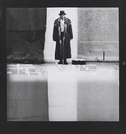 Lothar Wolleh摄影：约瑟夫·博伊斯（Joseph Beuys），斯德哥尔摩现代博物馆（Schwarzer Rand），1987年。-波依斯
