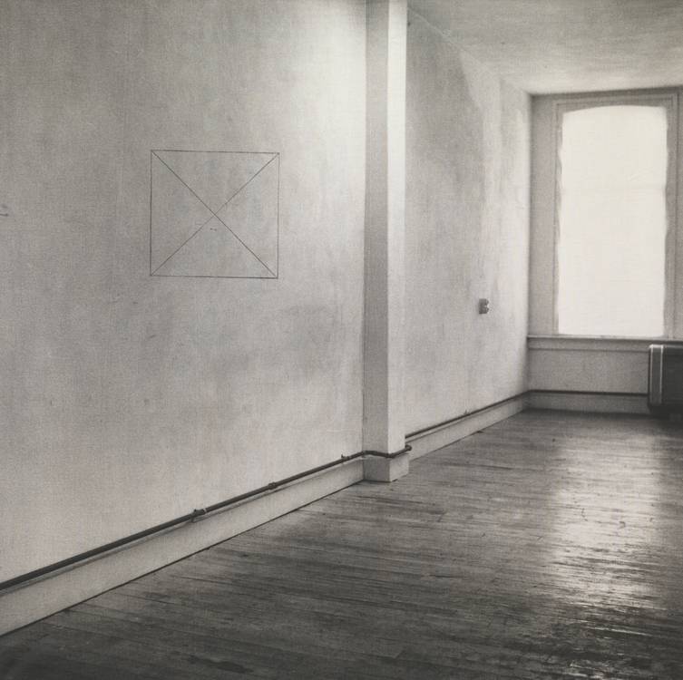Jan Dibbets。透视修正，我的工作室I，2：墙上有两条对角线的正方形。1969