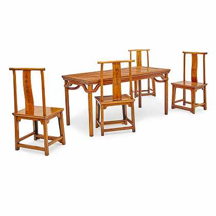 一张混合木边桌和四把横背椅 二十世纪