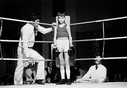 大卫·戈德布拉特 战斗前：博克斯堡市政厅的业余拳击。1980.图像大小：30 x 44.5cm。