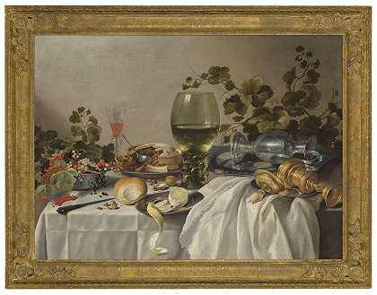 PIETER CLAESZ 在一张铺着窗帘的桌子上，盛满了银和玻璃器皿，还有葡萄藤、水果和烘焙食品