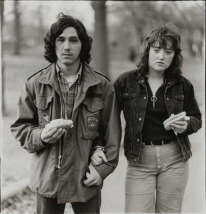 二胺熊果苷 1971年，纽约，一名年轻男子和女友在公园里吃热狗