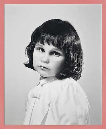 Gillian穿着 三岁时的自画像